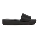 Sandalias Beira Rio de plataforma baja, color crema, con tira ancha en el empeine y plantilla acolchada.