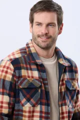Campera polar de hombre con estampa a cuadros en tonos neutros y azules, confeccionada con tejido polar suave. Presenta cierre frontal, cuello camisero, bolsillos con solapa en el pecho y calce cómodo.