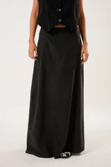 Falda larga negra confeccionada en tela suave con acabado tipo piel de durazno y cierre invisible lateral.