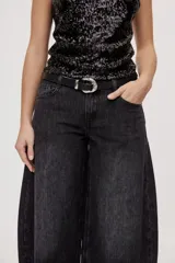 Jean de tiro medio y corte barrel con pierna amplia y ligeramente curva, estilo de cinco bolsillos en denim negro lavado.