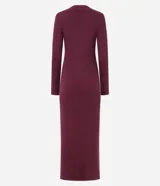 Vestido midi de punto acanalado color bordó, con cuello redondo y mangas largas. Presenta un diseño ajustado en el torso que se extiende hacia una falda con caída fluida.