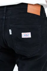 Pantalón de pana gruesa color negro, de corte recto y confeccionado en algodón 100%.