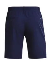 Bermuda azul marino Under Armour Drive Short, confeccionada en tejido de sarga elástico con tecnología repelente al agua. Presenta diseño de frente plano con cuatro bolsillos y cintura elástica con agarre interno.