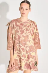Sweater de punto tipo remerón oversize con diseño batik. Presenta silueta amplia, manga caída y etiqueta tejida con monograma en el frente.
