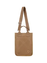 Bolso matero tostado con diseño capitoneado en rombos, doble asa de mano y correa ajustable con inscripciones de la marca. Cuenta con aplique circular con logo en el frente.