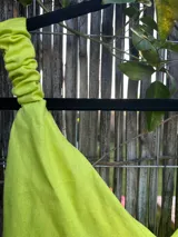 Vestido largo de lino con lurex, corte oversize, breteles finos y escote en V. Disponible en color verde lima, beige y fucsia.