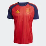 Camiseta de fútbol Adidas de la selección de España, primera equipación 2026. Diseño en color rojo con mangas y detalles en azul, con rayas verticales sutiles y el escudo de la selección en el pecho.