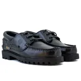 Zapato náutico de cuero negro con cordones y suela de goma.