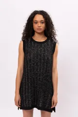 Vestido negro de tejido de punto con hilos plateados, corte recto y sin mangas.