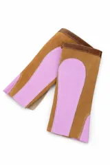 Polainas de gamuza combinadas en verde y marrón, con ribete superior en cuero marrón oscuro.