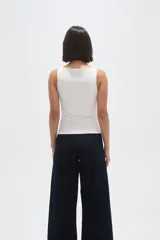 Musculosa de poliamida al cuerpo con cuello cuadrado y breteles anchos.