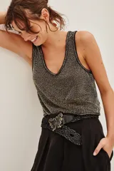 Musculosa de punto con acabado metalizado en tonos negro y dorado, con escote en V y bordes acanalados.