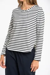 Remera de manga larga con diseño de rayas horizontales en blanco y negro, cuello redondo y corte ajustado al cuerpo.