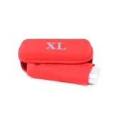 Paraguas Tulum color rojo con estuche rígido rectangular a juego que incluye la inscripción "XL" en el frente. Cuenta con cierre perimetral.