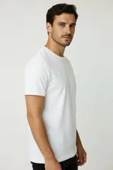Remera lisa de algodón con cuello redondo y manga corta, de calce slim fit.