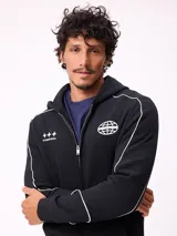 Canguro gris con capucha, cierre frontal completo y bolsillos tipo canguro. Presenta detalles de líneas blancas en las mangas y estampados gráficos en el pecho.