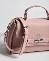 Cartera chica de símil cuero color rosa, con textura granulada, asa superior y correa bandolera regulable y desmontable. Cuenta con solapa con broche y herrajes plateados.