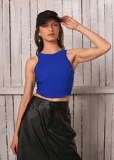 Top azul eléctrico de punto texturizado, corte cropped y cuello redondo.