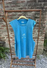 Musculosa sin mangas color azul vibrante con un gráfico estampado en blanco de una figura antropomórfica con cabeza de hongo, en pose de baile o carrera.