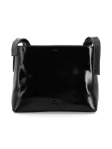 Cartera negra charol de cuero con correa regulable, abertura central con herraje metálico y división interna con cierre.