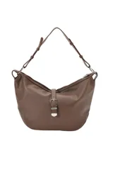 Cartera tipo hobo de cuero sintético texturizado en color marrón, con correa ajustable para el hombro y detalle de hebilla metálica frontal.