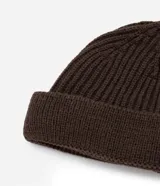 Gorro tipo leñador de punto acanalado, con doblez en el borde y diseño sin costuras.