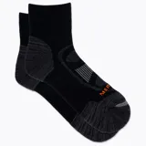 Medias deportivas de senderismo en color negro con detalles en gris oscuro y costuras reforzadas en la zona del talón y la puntera. Incorporan el nombre de la marca en color naranja en el empeine y bandas elásticas de soporte.