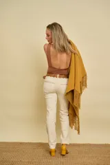 Jeans Lena de corte recto, color marfil, con tiro medio y bolsillos clásicos.