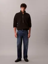 Buzo polar Calvin Klein de textura suave, con cuello alto y cierre de media cremallera frontal. Presenta un diseño de manga larga con corte regular y logo de la marca sutilmente bordado en el pecho.