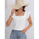Blusa de color amarillo con textura fruncida, cuello cuadrado y mangas cortas con volados.
