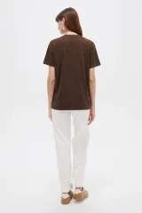 Remera blanca de algodón de manga corta, con cuello redondo y estampa frontal en color rojo con la leyenda "bon, jour" acompañada de pequeños corazones.