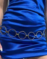 Cinturón de cadena compuesto por eslabones circulares metálicos dorados unidos entre sí.