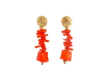 Pendientes largos con disco superior texturizado en tono dorado, del cual cuelgan piezas de coral en forma de rama y una pieza final más grande y pulida en color ladrillo.