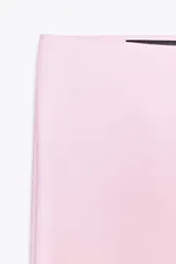 Falda midi color blanco hueso, de satén, corte al bies y cintura elástica.