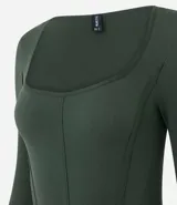 Body de manga larga color bordó, de diseño seamless con escote cuadrado y costuras frontales tipo corsetería.