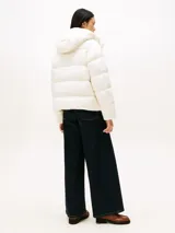 Campera acolchada de corte regular, con relleno de plumón y acabado repelente al agua. Cuenta con capucha fija, cierre de cremallera oculto con corchetes y logo tonal bordado en el pecho.