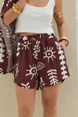Short marrón con estampado étnico en color blanco, de tiro alto y cintura elástica con bolsillos laterales.