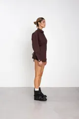 Botas de cuero negro con caña media y diseño holgado con efecto fruncido en la parte superior. Presentan una suela plana con taco bajo y puntera redondeada.