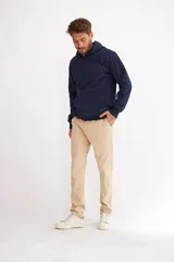 Pantalón de vestir azul marino, de corte recto, con bolsillos laterales y traseros.