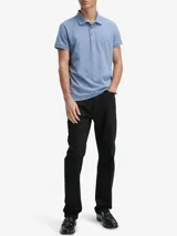 Chomba azul de corte slim, confeccionada en mezcla de algodón, poliéster y elastano. Presenta cuello tipo polo, cierre de botones, mangas cortas, logo bordado en el pecho y dobladillo ventilado.