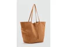 Bolso de piel bovina en color tostado, con diseño tipo duffel y correas dobles ajustables.