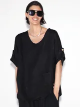 Remera negra de lino con cuello redondo y bolsillo en el pecho.