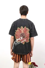 Remera de algodón con efecto lavado, color negro, de corte holgado y manga corta. Presenta un pequeño logo bordado en blanco en el pecho.