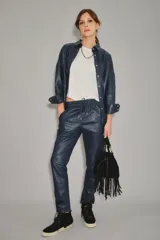 Babucha de cuero ovino color azul marino, con bolsillos frontales y cintura elastizada con tira de ajuste del mismo cuero y terminales metálicas.