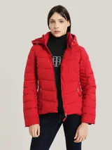 Campera acolchada Tommy Hilfiger color rojo con capucha, cierre de cremallera, bolsillos laterales con cremallera y logo bordado en el brazo.