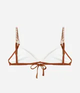 Top de bikini triángulo fijo blanco con ribetes en tono tostado y breteles trenzados en contraste.