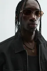 Cazadora azul marino de corte regular fit, confeccionada en tejido técnico repelente al agua. Presenta cuello subido, manga larga, bolsillos de vivo en cadera, bolsillo interior y acabados en rib en puños y bajo. Cierre frontal de cremallera oculta por solapa con botones a presión.