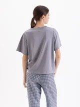 Remera de algodón color gris con estampa frontal de una frutilla realista.
