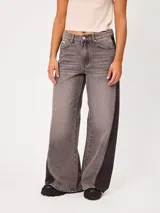 Jeans wide leg de tiro medio con diseño de pierna ancha, lavado azul claro en el frente y franjas laterales en tono azul oscuro contrastante. Confeccionado en algodón.