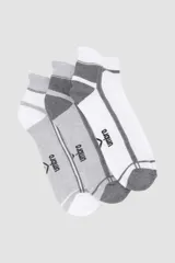 Pack de tres pares de medias deportivas cortas Umbro, con tejido de toalla en la planta del pie. Un par es blanco con detalles en gris, otro par es gris claro con detalles en gris oscuro y el tercer par es gris oscuro con detalles en gris claro.